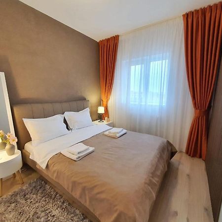 Elias Central Apartment - 2 Bedrooms & Free Parking Nagyvárad Kültér fotó