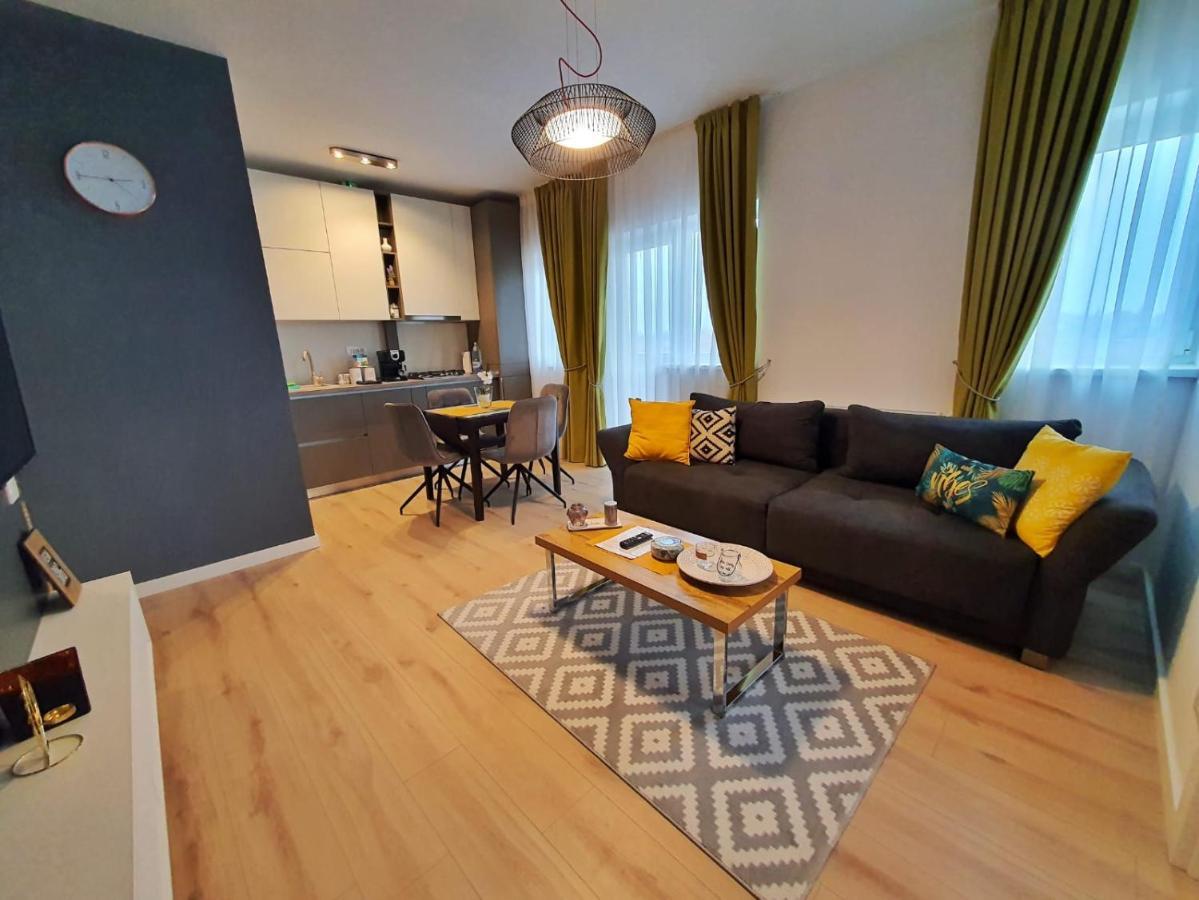 Elias Central Apartment - 2 Bedrooms & Free Parking Nagyvárad Kültér fotó